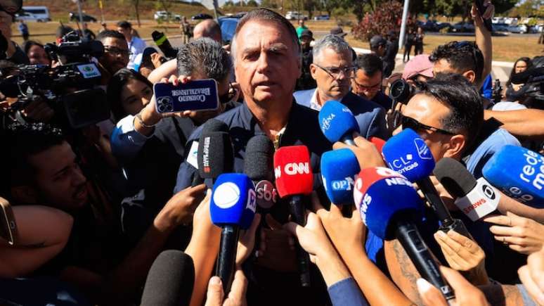 O ex-presidente Jair Bolsonaro em entrevista coletiva logo após ter colocado a tornozeleira eletrônica a mando do ministro do STF Alexandre de Moraes