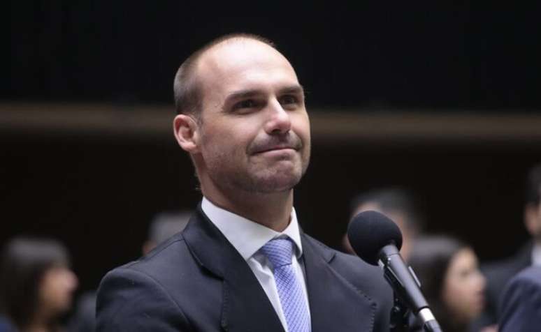 À Coluna do Estadão, Eduardo Bolsonaro disse que decidiu permanecer nos EUA por ter a certeza de que, se retornasse, seria 'perseguido e preso' por Alexandre de Moraes.
