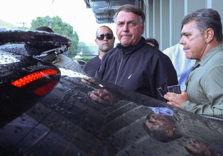 Jair Bolsonaro, ex-presidente da República, foi alvo de ordens judiciais expedidas pelo STF nesta sexta-feira, 18