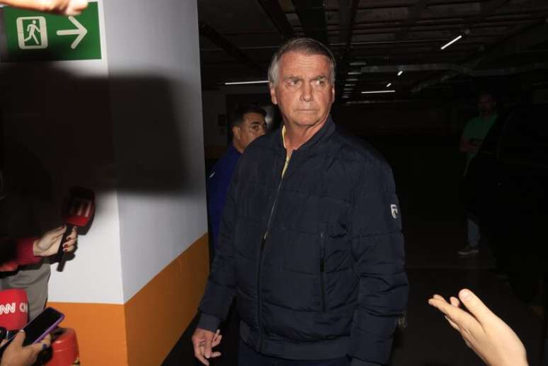 A Polícia Federal (PF) cumpriu mandados contra o ex-presidente Jair Bolsonaro (PF) na manhã desta sexta-feira, 18, em Brasília. Pen drive foi encontrado na casa de Bolsonaro, durante operação