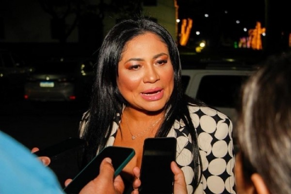 Ex-vereadora pede suspeição de juiz na ação que pretende cassar prefeito