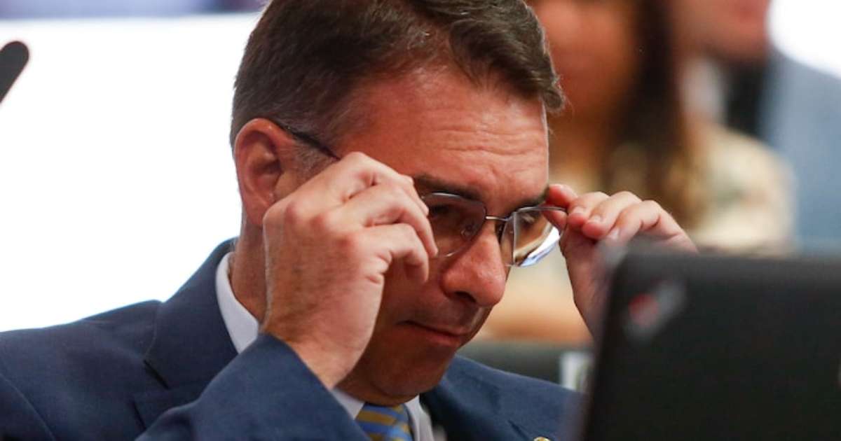 Flávio Bolsonaro disse que 'ninguém está feliz' com tarifaço de Trump