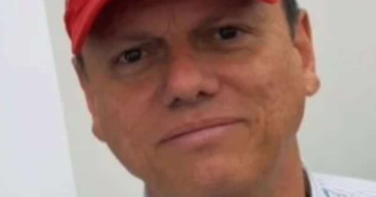 Tarcísio apaga foto em que apoiava Trump e aparecia com boné do MAGA