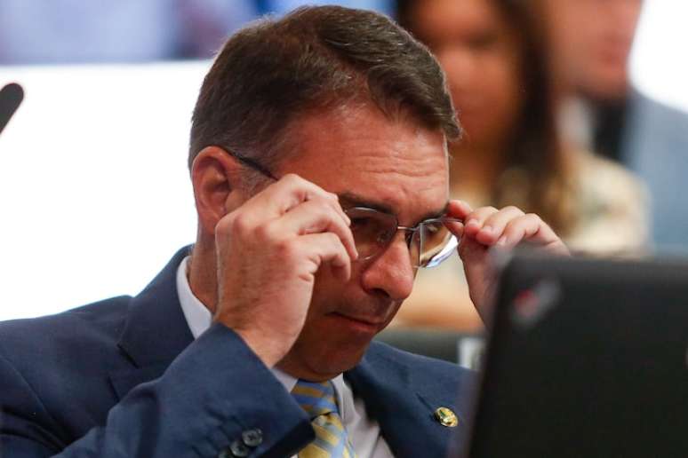 Senador nega que seus aliados comemorem as sanções.