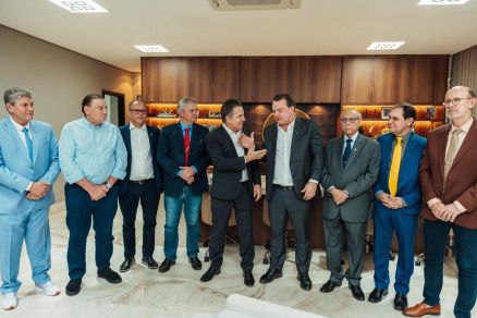Os deputados estaduais se reuniram com o governador Mauro Mendes
