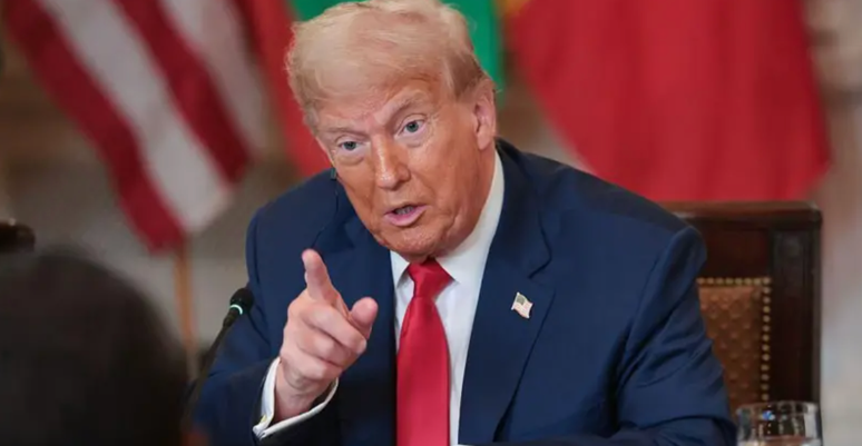 Donald Trump vinculou as tarifas anunciadas ao Brasil ao processo no qual Jair Bolsonaro é réu no STF
