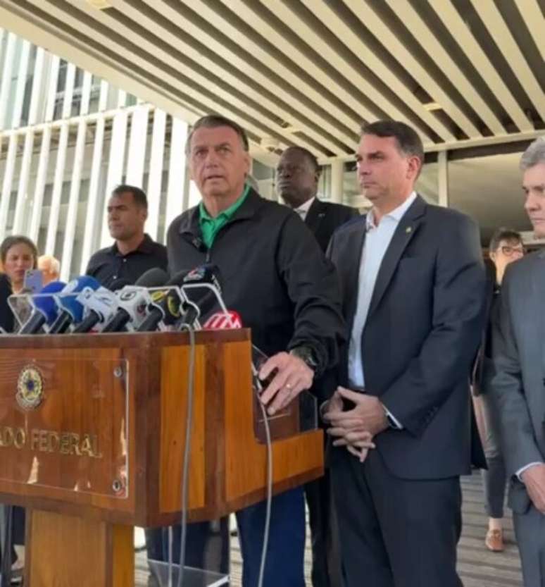Jair Bolsonaro visitou o gabinete do filho, Flávio Bolsonaro, nesta quinta-feira, 17.