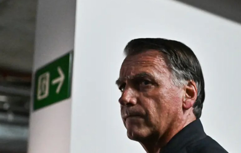 Jair Bolsonaro foi alvo de uma operação da Polícia Federal na sexta-feira (18/7) e agora está obrigado a usar uma tornozeleira eletrônica. Ele classificou a ação como uma 