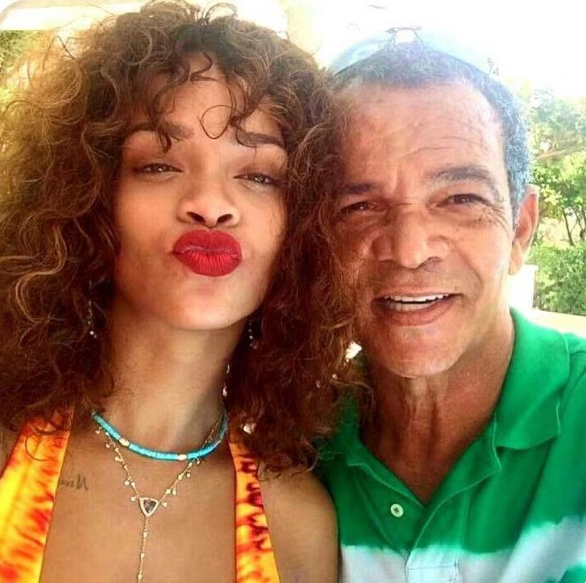 Rihanna vai a enterro do pai, cerca de 40 dias após sua morte
