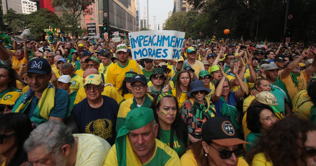 Flávio Bolsonaro protocola pedido de impeachment de Moraes no Senado; veja todos já apresentados