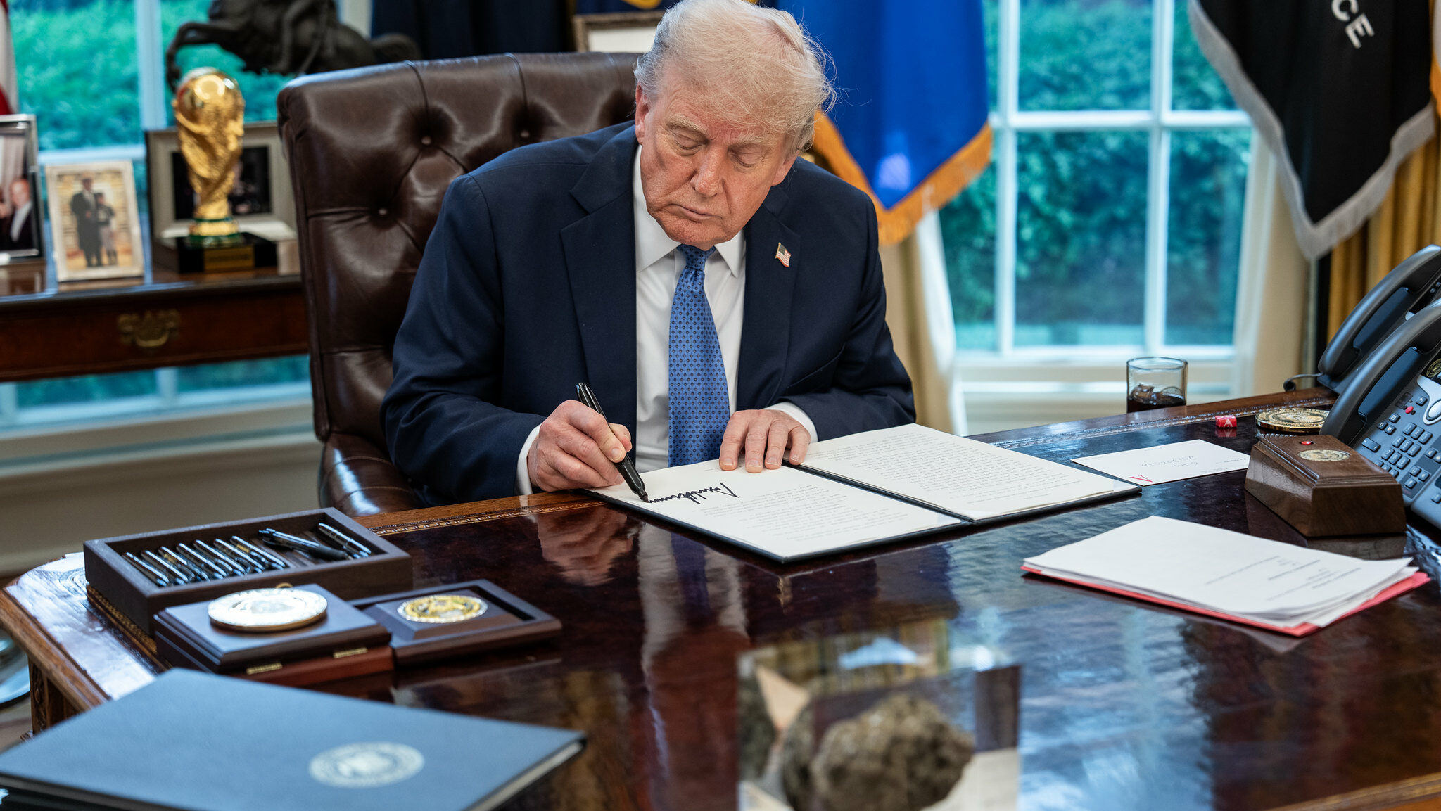 Crusoé: Percepção negativa sobre Trump cresce entre os brasileiros, aponta pesquisa