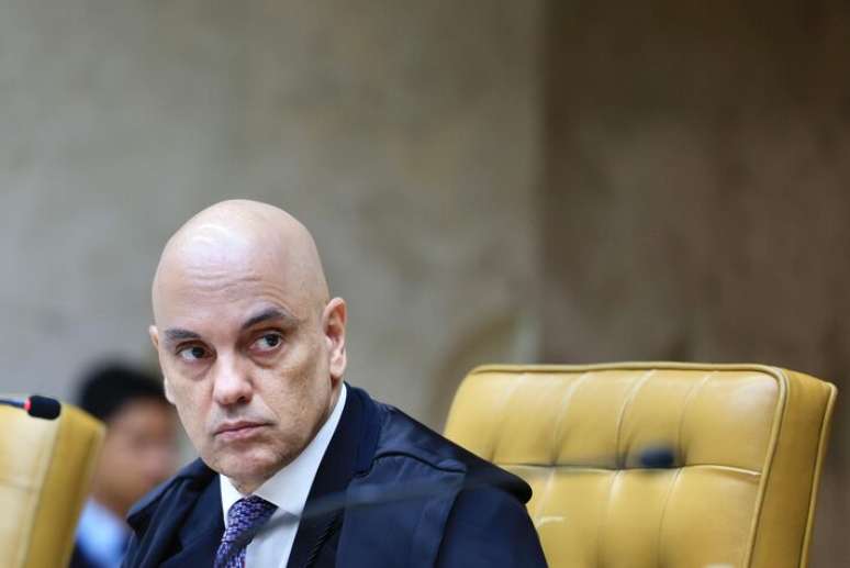 Ministro do STF Alexandre de Moraes manda anexar postagens do deputado Eduardo Bolsonaro ao inquérito que o investiga.