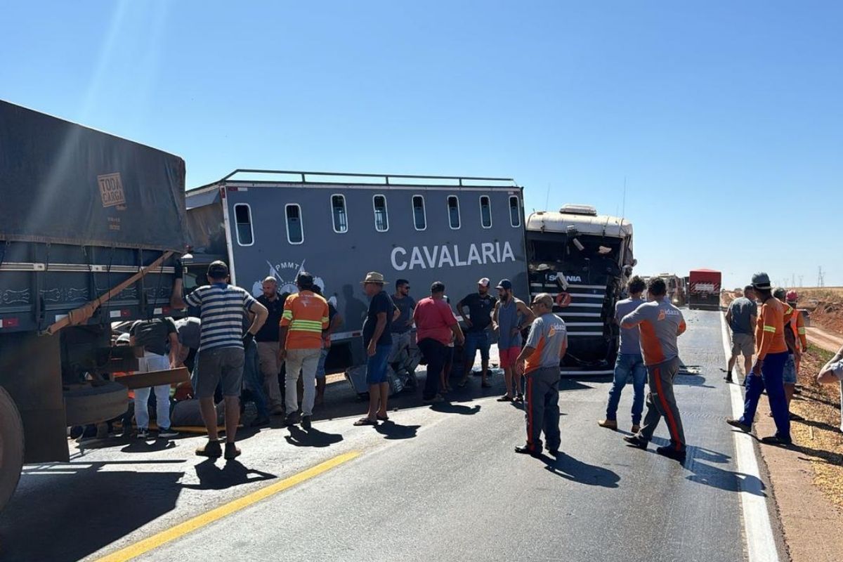 Engavetamento com caminhão da cavalaria em Nova Mutum deixa PM ferido