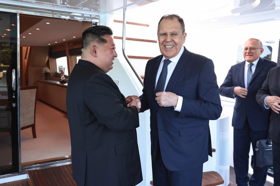 Kim Jong-un promete apoio “incondicional” à Rússia