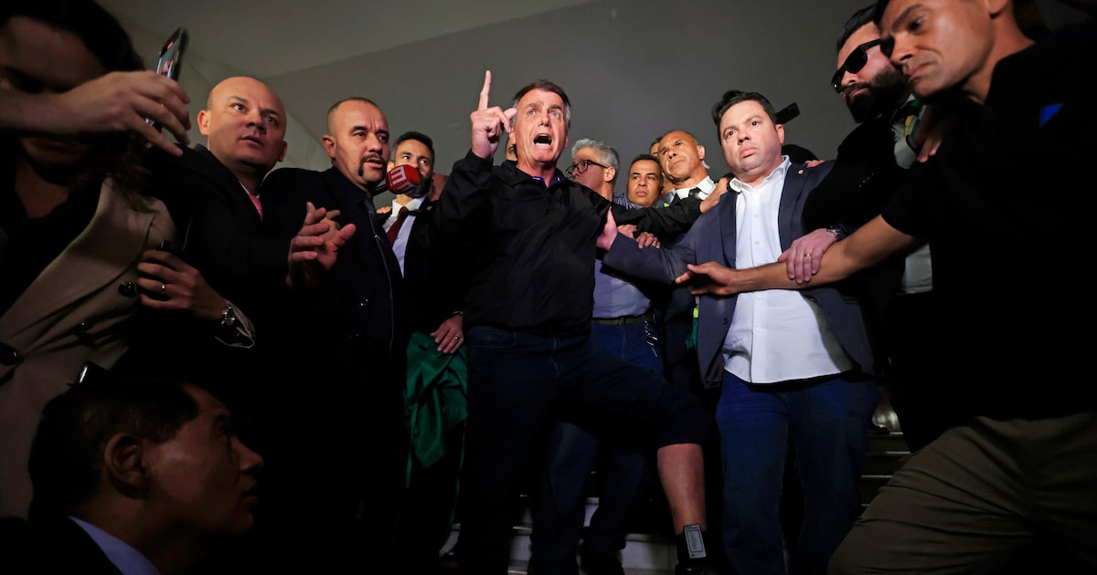 Moraes dá 24 horas para Bolsonaro explicar postagem com tornozeleira e fala em risco de prisão