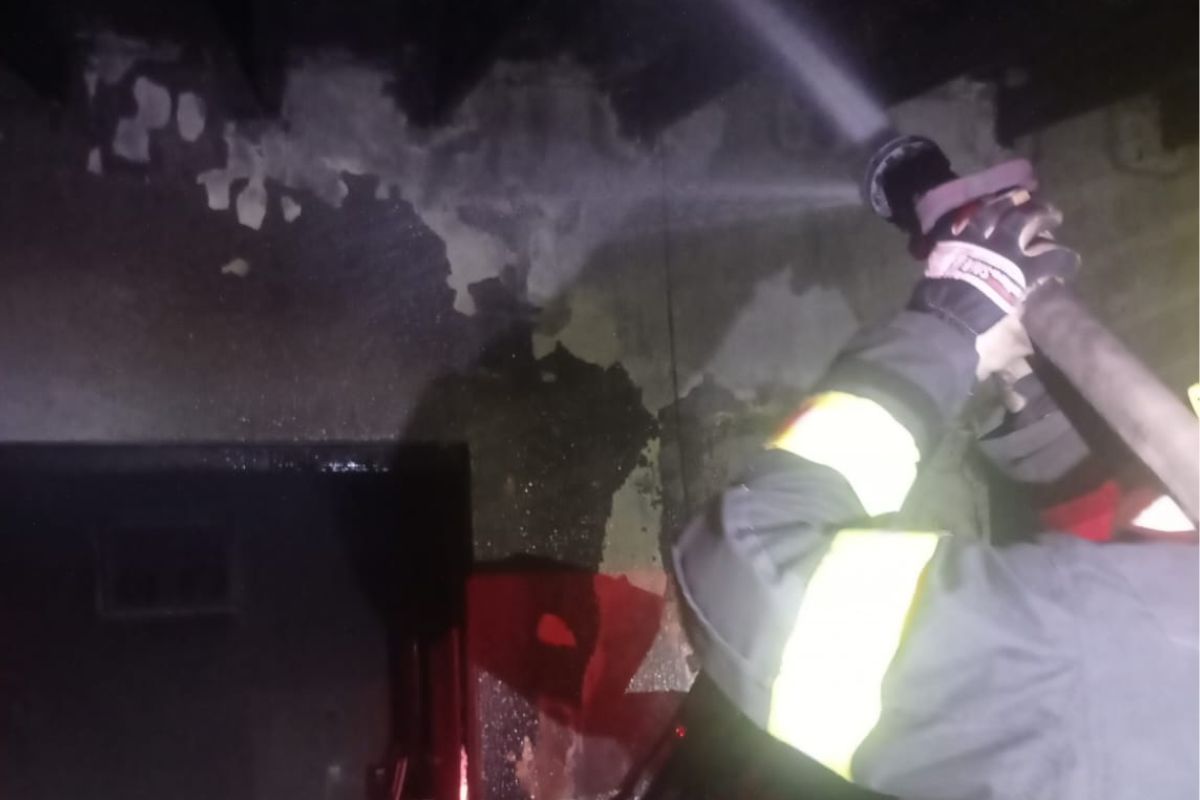 Incêndio atinge residência no bairro Renascer, em Cuiabá, e destrói veículos