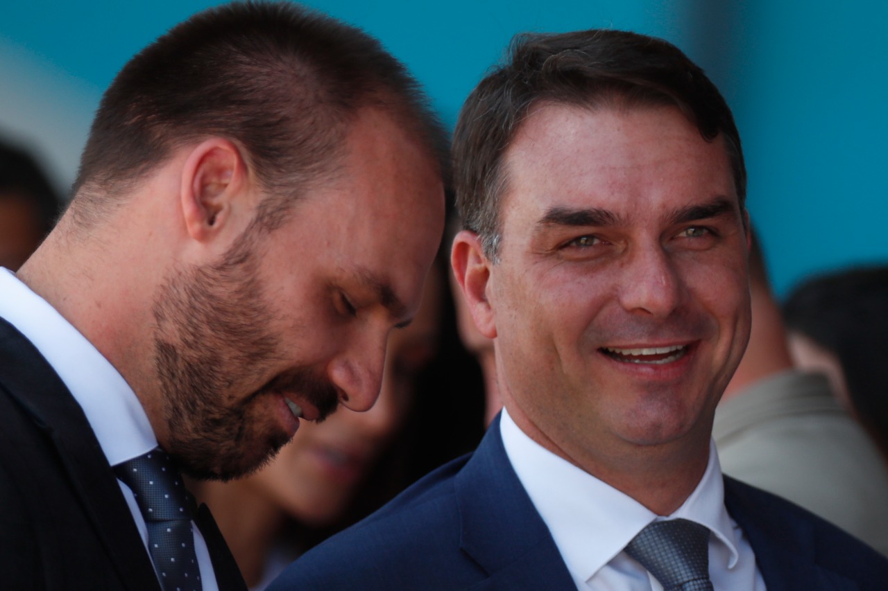 PT pede inclusão de Bolsonaro e Flávio em inquérito sobre atuação de Eduardo