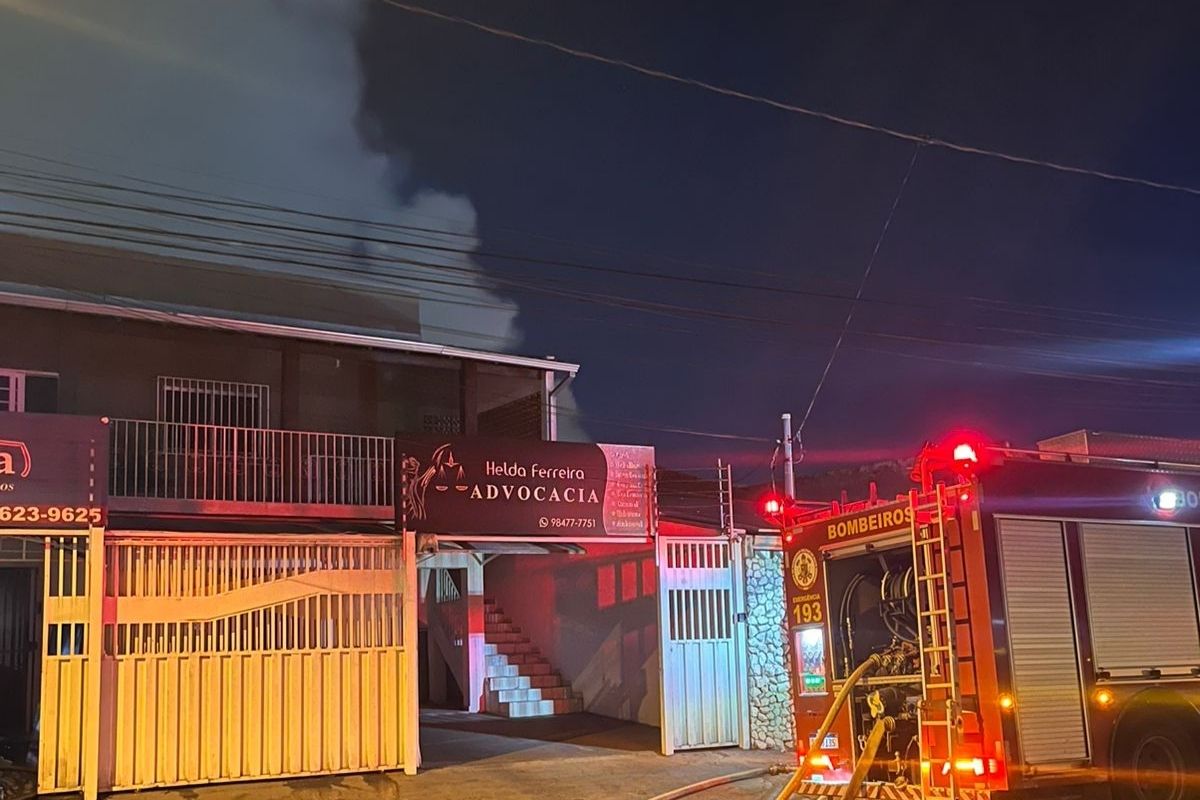 Incêndio de grande proporção atinge depósito de distribuidora em Cuiabá