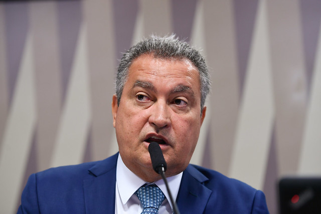 Rui Costa compara filhos de Bolsonaro a sequestradores