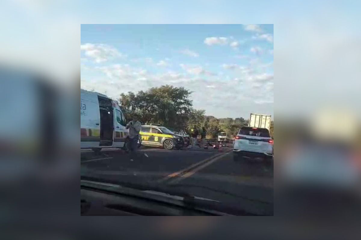 Jovem morre após bater caminhonete de frente com caminhão na BR-163