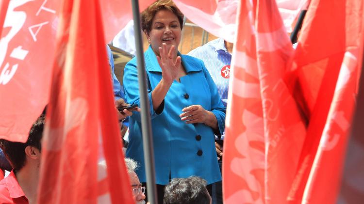 A então presidente Dilma Roussef veste azul em campanha pela reeleição durante carreata em Uberaba (MG)