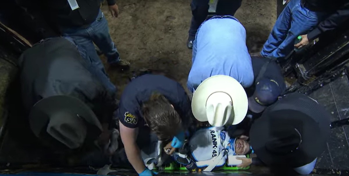 Brasileiro que bateu a cabeça ao cair de touro passará por teste antes de voltar à arena