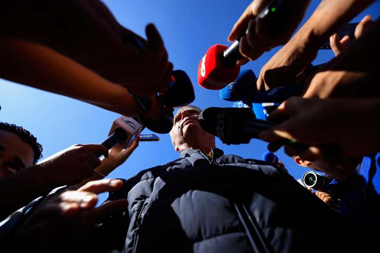 Jair Bolsonaro em conversa com a imprensa após ser alvo de operação da PF, na sexta-feira, 18