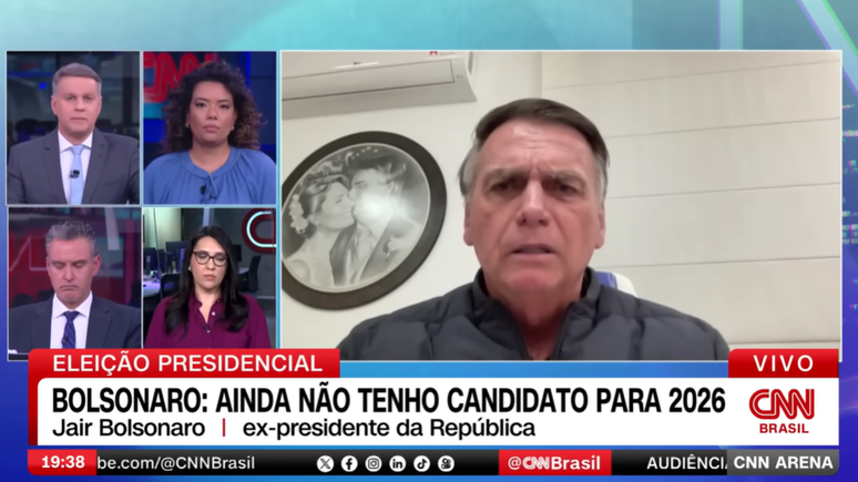 Jair Bolsonaro se estressa durante entrevista ao vivo à CNN Brasil