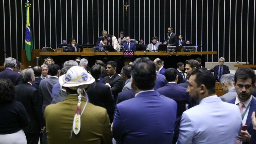 Câmara aprova PEC que limita pagamento de precatório e deputados apontam calote