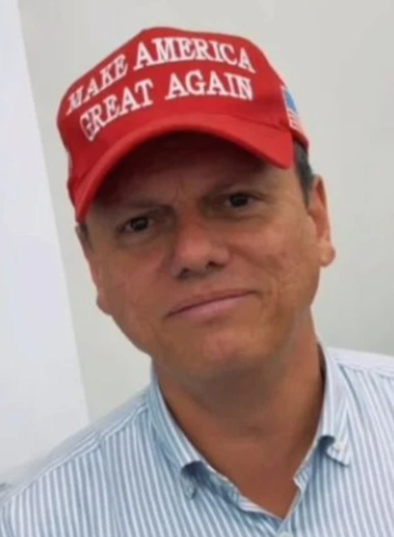 Tarcísio apagou imagem em que aparecia com boné Make América Great Again