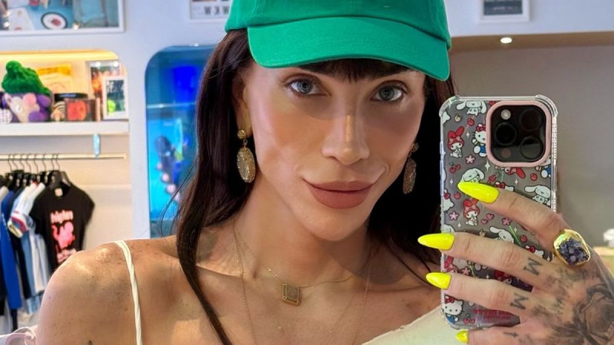Maya Massafera posa de topless na piscina e a web reage