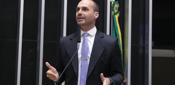 Flávio diz que licença de Eduardo só acaba em agosto, mas Câmara nega