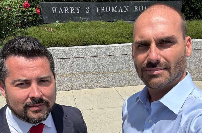 Eduardo Bolsonaro postou foto ao lado de suposto chefe dos embaixadores