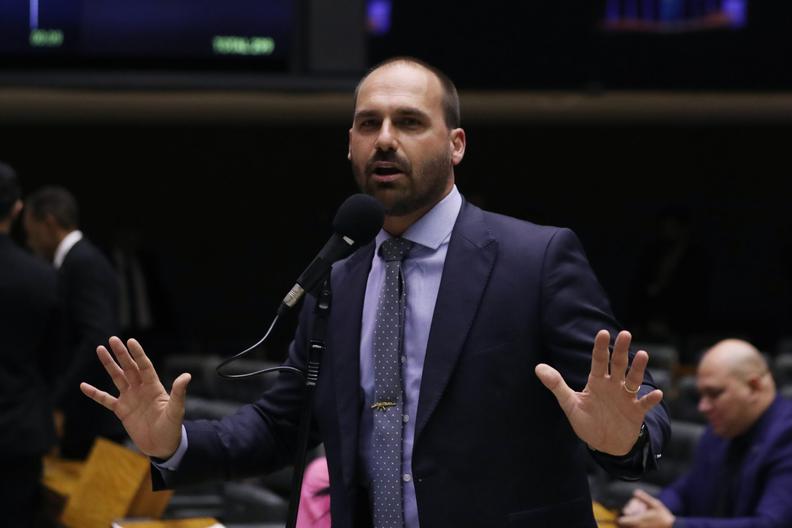 Eduardo reclama de Tarcísio por “subserviência servil às elites”