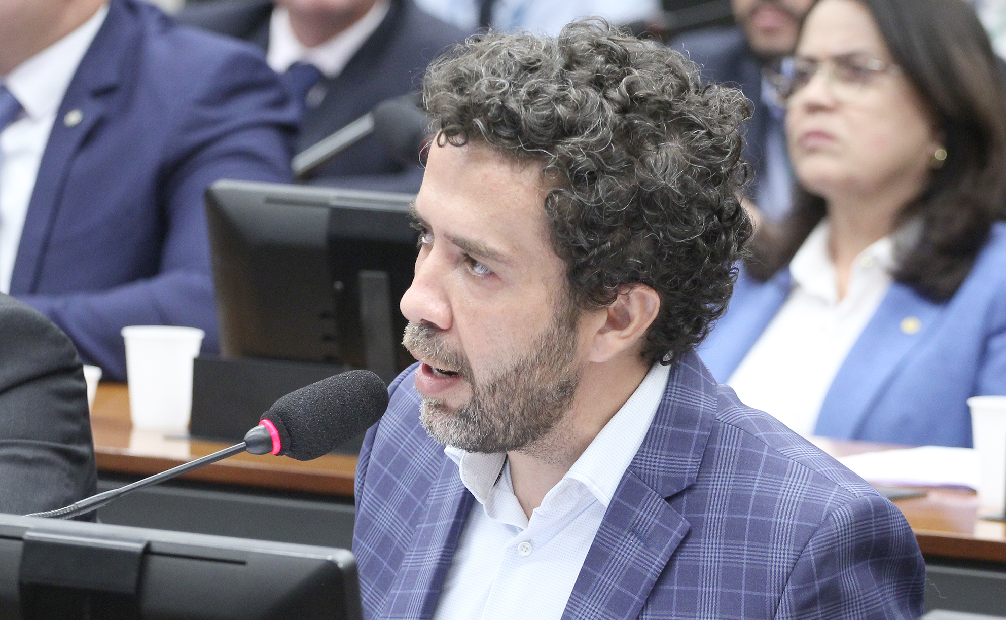 Relator vota para suspender mandato de Janones por três meses