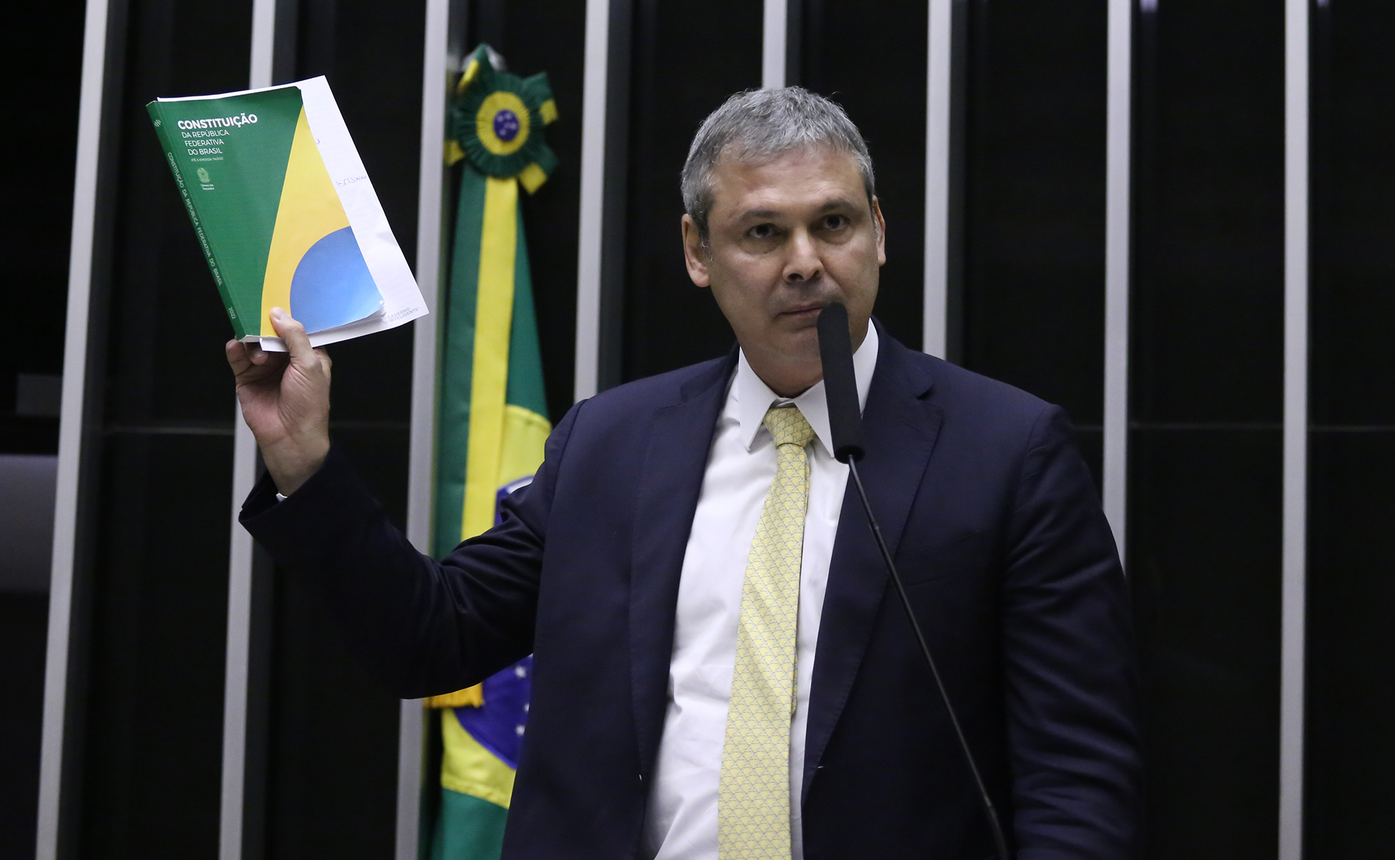 Lindbergh pede prisão preventiva de Bolsonaro por “descumprimento de medida cautelar”