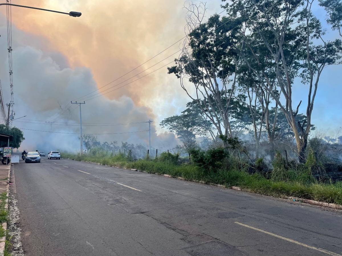 Fumaça toma conta do céu de Campo Grande durante incêndio