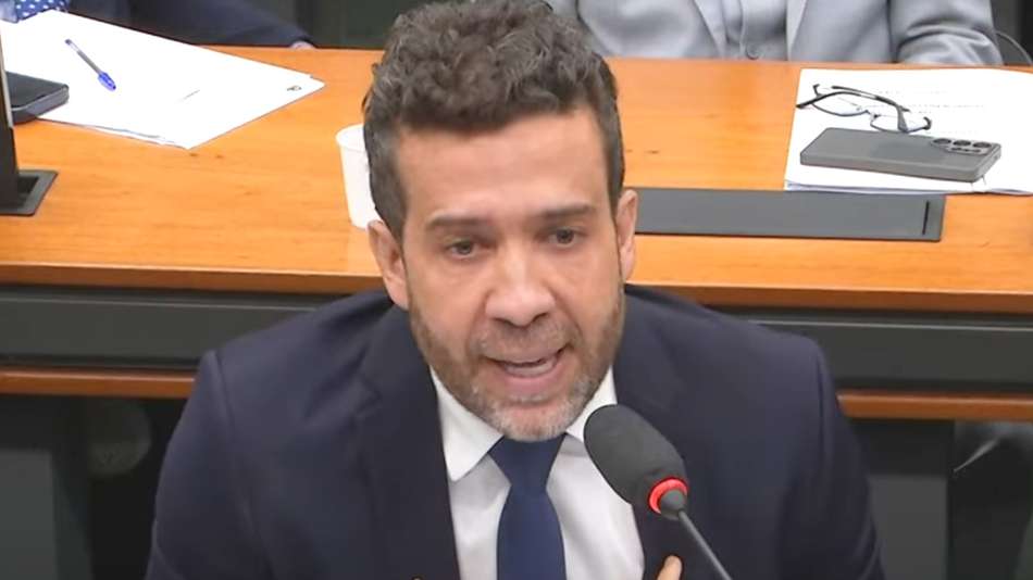 Conselho de Ética da Câmara suspende mandato de André Janones por 3 meses