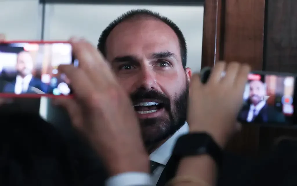 Crusoé: “É um desrespeito comigo”, diz Eduardo sobre Tarcísio negociar com EUA