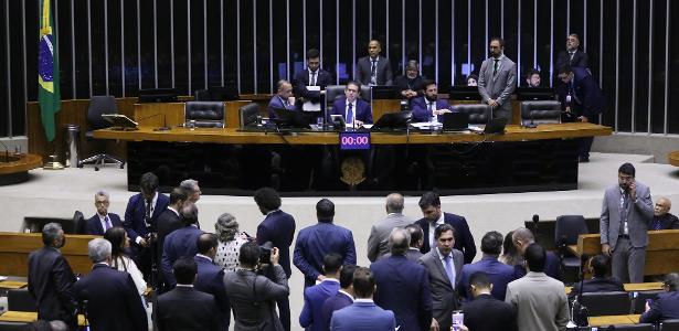 Câmara cobra corte de gastos do governo, mas aprova pauta-bomba de R$ 30 bi