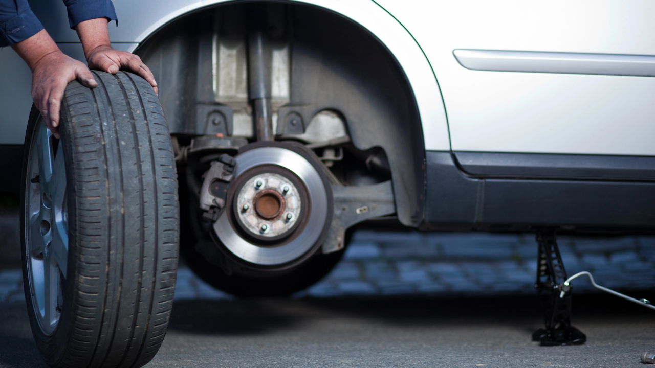 7 sinais de que está na hora de trocar os pneus do seu carro