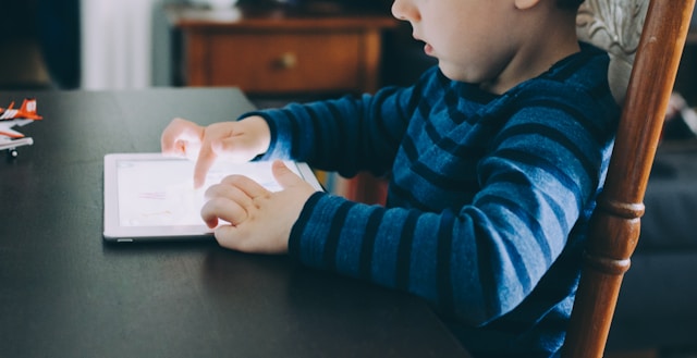 Quais os riscos do uso frequente de telas por crianças e adolescentes? | Vida Saudável