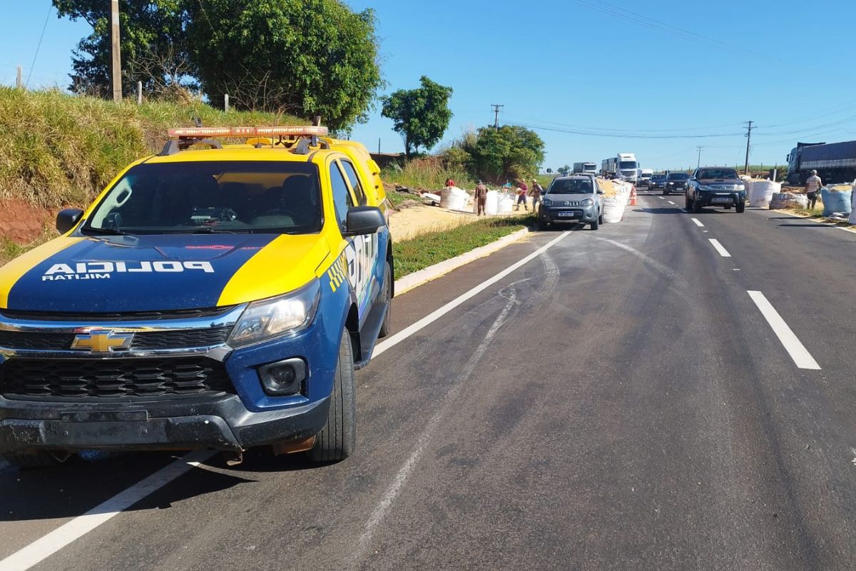 Quase 12h depois, rodovia é liberada após acidente entre carreta e picape