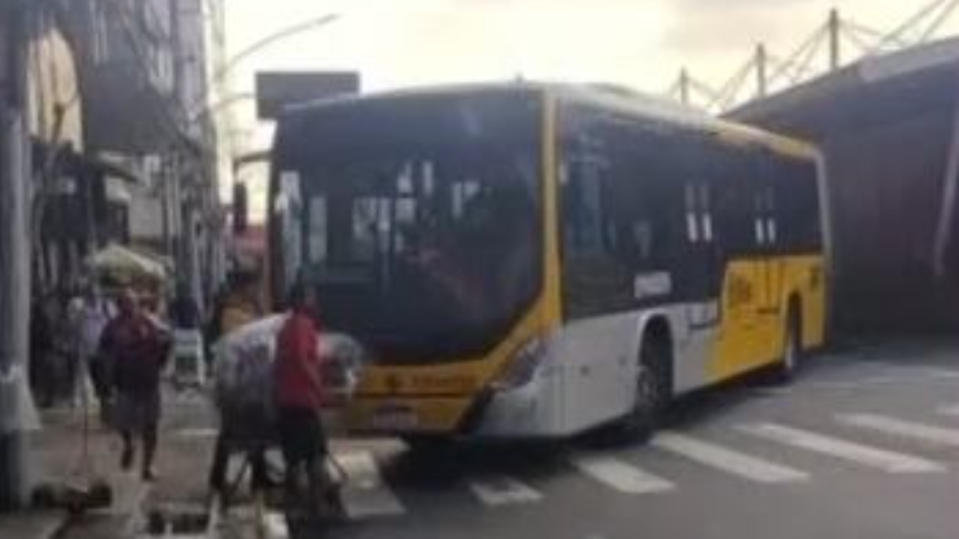 RJ: Criminosos sequestram 14 ônibus e paralisam Zona Norte após ação da PM