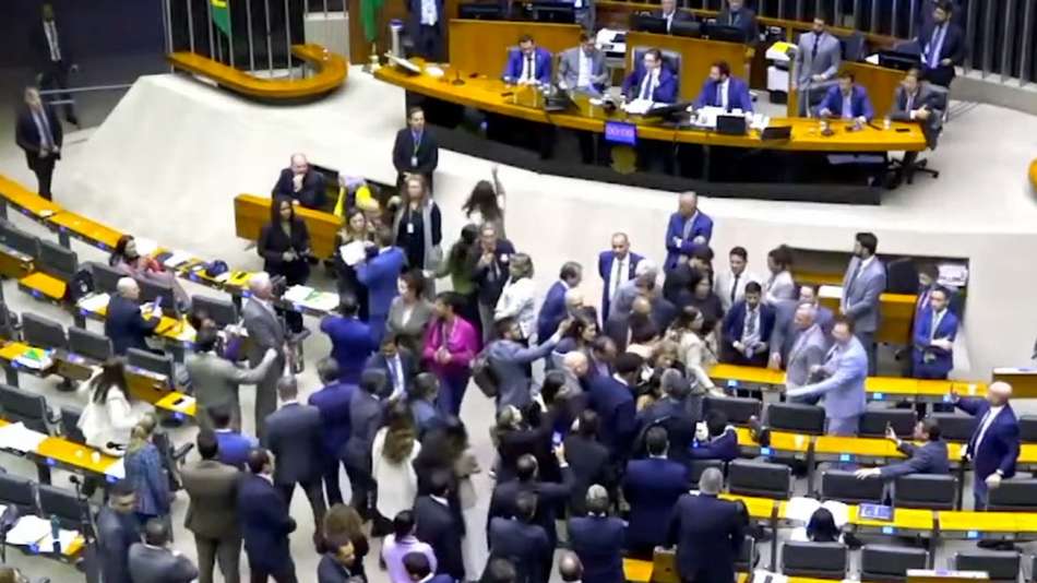 ‘Deputado reborn’ e ‘cosplay de indígena’: votação do licenciamento ambiental tem confusão na Câmara