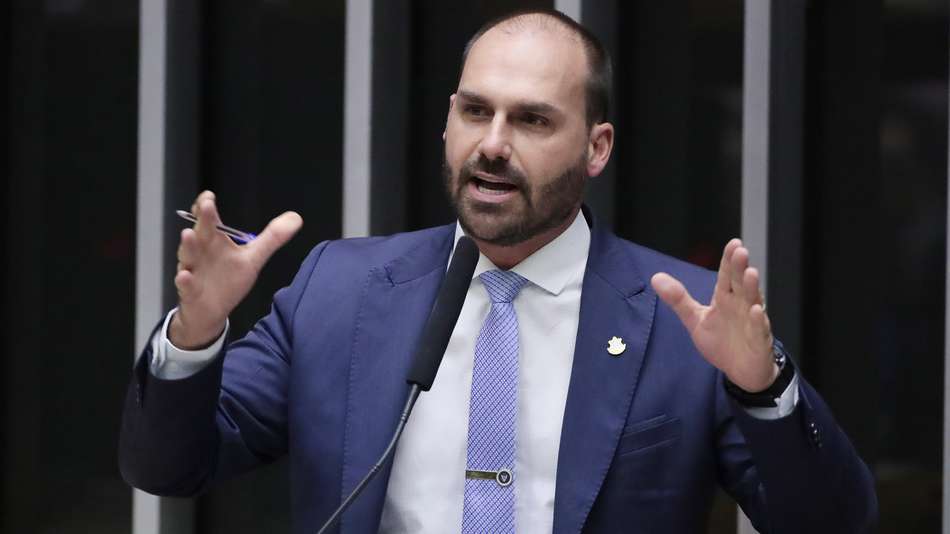 Eduardo chama Moraes de ‘gangster de toga’ e 'ditador' ao comentar operação da PF contra Bolsonaro