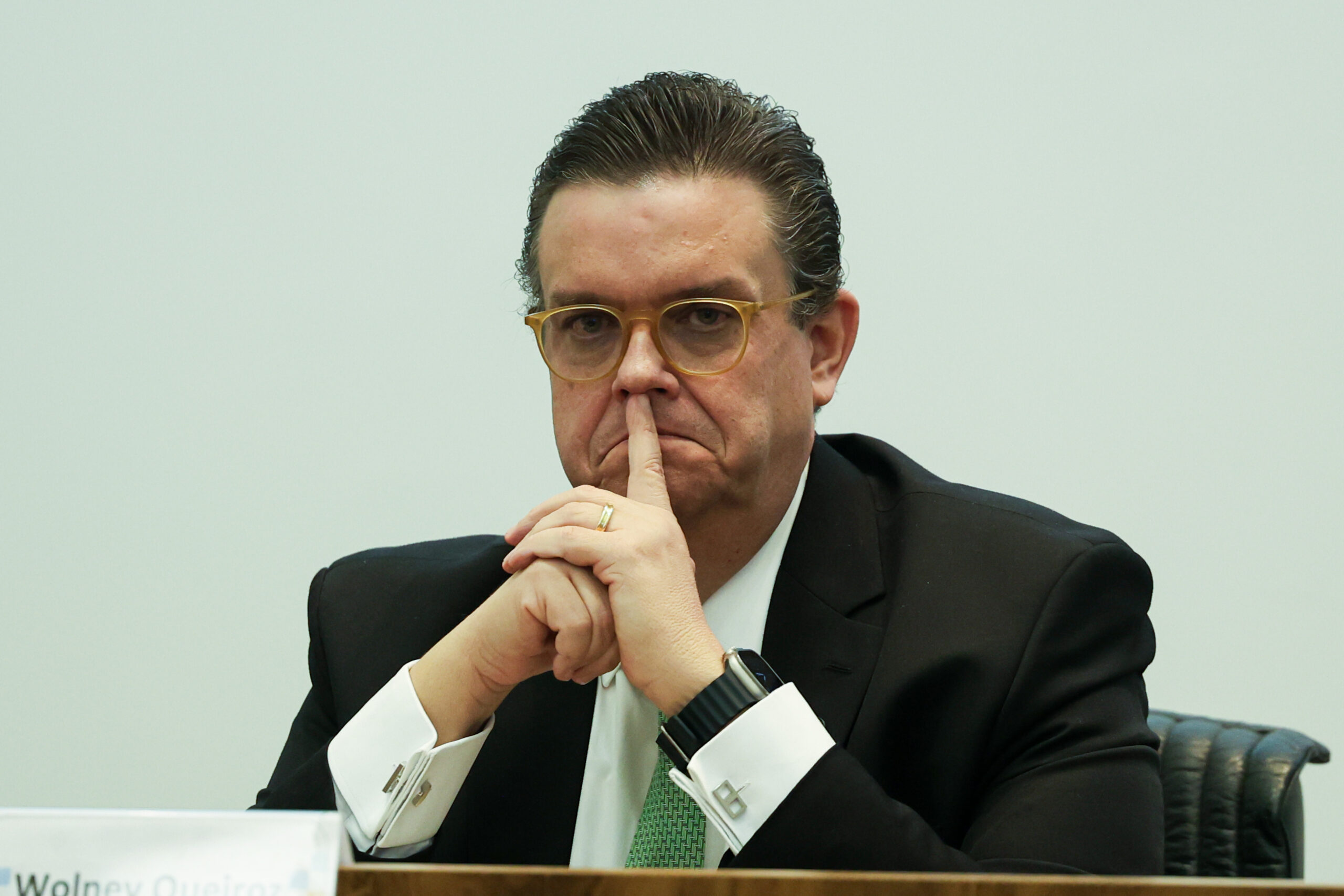 Ministro tenta se afastar de ex-secretário-executivo preso pela PF