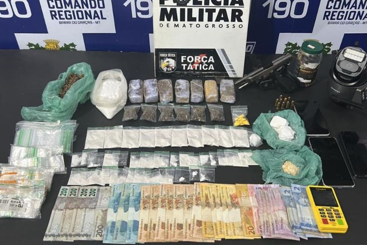 Força Tática prende dupla por tráfico e apreende arma e drogas