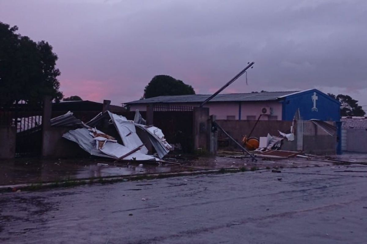 Vendaval e chuva intensa causam danos em prédios públicos e casas em Leverger