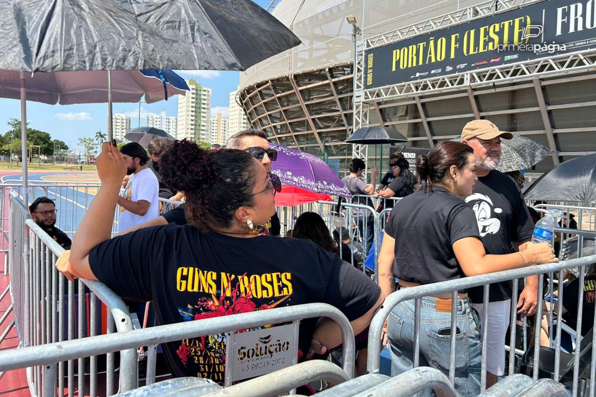Fas chegam cedo para show do Guns N Roses em Cuiaba. Foto Arielly Barth TV Centro America
